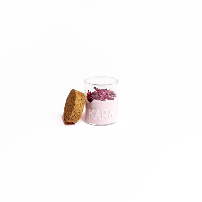 Badzout roze met rozenblaadjes