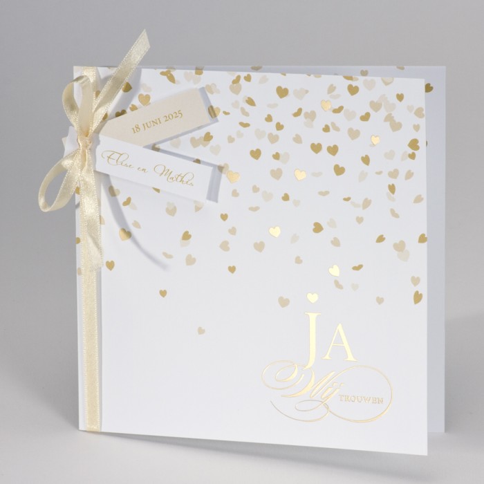 Feestelijke huwelijkskaart met gouden hartjes