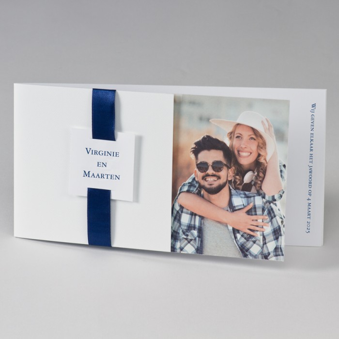 Blanco fotokaart met donkerblauw lint